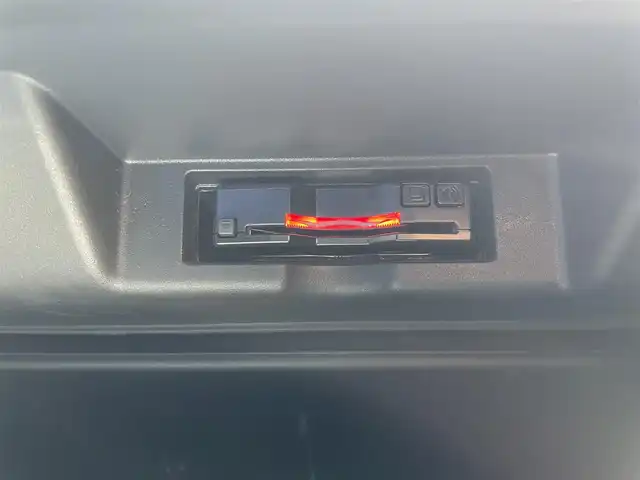トヨタ ハリアー プレミアム 熊本県 2018(平30)年 6.9万km ホワイトパールクリスタルシャイン 社外ナビ/・AM/FM/CD/DVD/SD/iPod/BT/・フルセグTV/バックカメラ/トヨタセーフティセンス/・レーンディパーチャーアラート/・インテリジェントクリアランスソナー/・プリクラッシュセーフティ/・レーダークルーズコントロール/前後コーナーセンサー/革巻きステアリング/・ステアリングリモコン/・オートチルトアウェイ＆リターン機能/ハーフレザーシート/・D席パワーシート/オートライト/・LEDライト/電動格納ミラー/・ウィンカーミラー/MODELISTA/電動サイドブレーキ/・ホールドボタン/ETC/パワーバックドア/純正ドアバイザー/純正フロアマット/純正アルミホイール/スマートキー