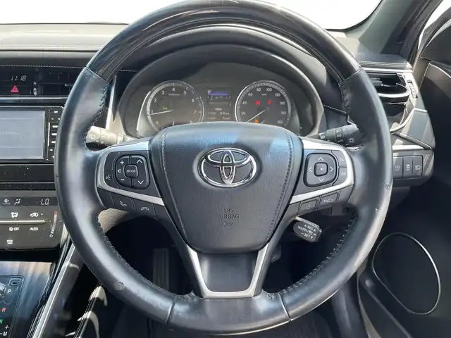 トヨタ ハリアー プレミアム 熊本県 2018(平30)年 6.9万km ホワイトパールクリスタルシャイン 社外ナビ/・AM/FM/CD/DVD/SD/iPod/BT/・フルセグTV/バックカメラ/トヨタセーフティセンス/・レーンディパーチャーアラート/・インテリジェントクリアランスソナー/・プリクラッシュセーフティ/・レーダークルーズコントロール/前後コーナーセンサー/革巻きステアリング/・ステアリングリモコン/・オートチルトアウェイ＆リターン機能/ハーフレザーシート/・D席パワーシート/オートライト/・LEDライト/電動格納ミラー/・ウィンカーミラー/MODELISTA/電動サイドブレーキ/・ホールドボタン/ETC/パワーバックドア/純正ドアバイザー/純正フロアマット/純正アルミホイール/スマートキー