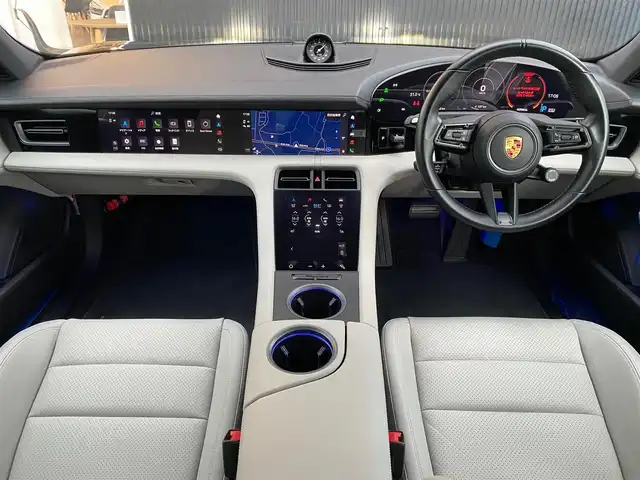 ポルシェ タイカン 4S 福岡県 2021(令3)年 2万km グレーⅡ 禁煙車/スポーツクロノＰＫＧ　/ツートーンレザーインテリア　/パワーステラリングプラス　/レーンチェンジアシスト　/アダプティブクルーズコントロール　/アラウンドビュー付パークアシスト　/アンビエントライト　/アクセントＰＫＧ/プライバシーガラス/20インチTurboエアロホイール/4ゾーンクライメートコントロール/8wayコンフォートシート/パッセンジャーディスプレイ/充電ケーブル車載/シートヒーター/プライバシーガラス/シートメモリー/アダプティブエアーサスペンション/ABS/横滑り防止装置/オートライト/オートマチックハイビーム/衝突被害軽減システム/ポルシェ・スタビリティ・マネージメントシステム