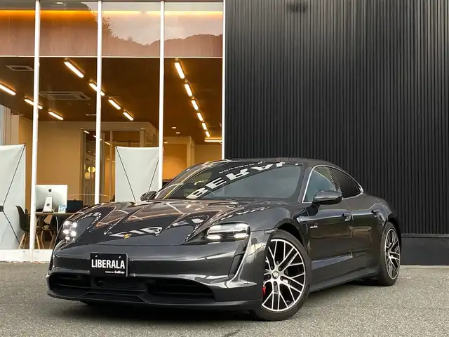 ポルシェ タイカン 4S 福岡県 2021(令3)年 2万km グレーⅡ 禁煙車/スポーツクロノＰＫＧ　/ツートーンレザーインテリア　/パワーステラリングプラス　/レーンチェンジアシスト　/アダプティブクルーズコントロール　/アラウンドビュー付パークアシスト　/アンビエントライト　/アクセントＰＫＧ/プライバシーガラス/20インチTurboエアロホイール/4ゾーンクライメートコントロール/8wayコンフォートシート/パッセンジャーディスプレイ/充電ケーブル車載/シートヒーター/プライバシーガラス/シートメモリー/アダプティブエアーサスペンション/ABS/横滑り防止装置/オートライト/オートマチックハイビーム/衝突被害軽減システム/ポルシェ・スタビリティ・マネージメントシステム