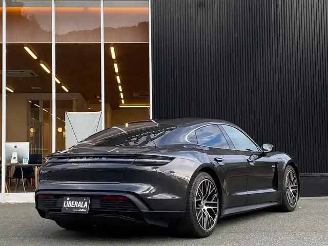 ポルシェ タイカン 4S 福岡県 2021(令3)年 2万km グレーⅡ 禁煙車/スポーツクロノＰＫＧ　/ツートーンレザーインテリア　/パワーステラリングプラス　/レーンチェンジアシスト　/アダプティブクルーズコントロール　/アラウンドビュー付パークアシスト　/アンビエントライト　/アクセントＰＫＧ/プライバシーガラス/20インチTurboエアロホイール/4ゾーンクライメートコントロール/8wayコンフォートシート/パッセンジャーディスプレイ/充電ケーブル車載/シートヒーター/プライバシーガラス/シートメモリー/アダプティブエアーサスペンション/ABS/横滑り防止装置/オートライト/オートマチックハイビーム/衝突被害軽減システム/ポルシェ・スタビリティ・マネージメントシステム