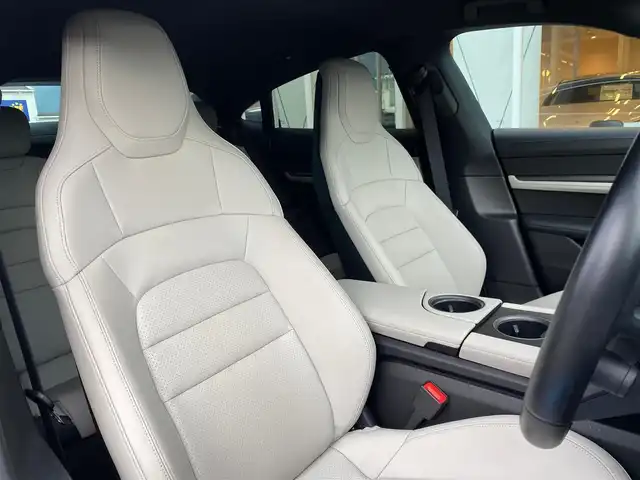 ポルシェ タイカン 4S 福岡県 2021(令3)年 2万km グレーⅡ 禁煙車/スポーツクロノＰＫＧ　/ツートーンレザーインテリア　/パワーステラリングプラス　/レーンチェンジアシスト　/アダプティブクルーズコントロール　/アラウンドビュー付パークアシスト　/アンビエントライト　/アクセントＰＫＧ/プライバシーガラス/20インチTurboエアロホイール/4ゾーンクライメートコントロール/8wayコンフォートシート/パッセンジャーディスプレイ/充電ケーブル車載/シートヒーター/プライバシーガラス/シートメモリー/アダプティブエアーサスペンション/ABS/横滑り防止装置/オートライト/オートマチックハイビーム/衝突被害軽減システム/ポルシェ・スタビリティ・マネージメントシステム