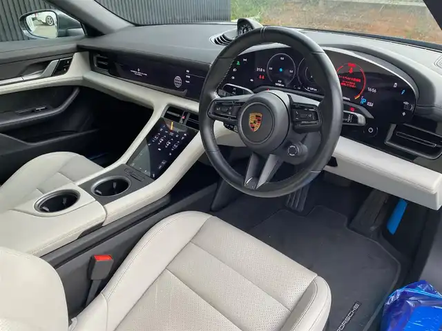 ポルシェ タイカン 4S 福岡県 2021(令3)年 2万km グレーⅡ 禁煙車/スポーツクロノＰＫＧ　/ツートーンレザーインテリア　/パワーステラリングプラス　/レーンチェンジアシスト　/アダプティブクルーズコントロール　/アラウンドビュー付パークアシスト　/アンビエントライト　/アクセントＰＫＧ/プライバシーガラス/20インチTurboエアロホイール/4ゾーンクライメートコントロール/8wayコンフォートシート/パッセンジャーディスプレイ/充電ケーブル車載/シートヒーター/プライバシーガラス/シートメモリー/アダプティブエアーサスペンション/ABS/横滑り防止装置/オートライト/オートマチックハイビーム/衝突被害軽減システム/ポルシェ・スタビリティ・マネージメントシステム