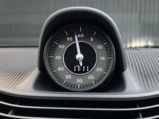 ポルシェ タイカン 4S 福岡県 2021(令3)年 2万km グレーⅡ 禁煙車/スポーツクロノＰＫＧ　/ツートーンレザーインテリア　/パワーステラリングプラス　/レーンチェンジアシスト　/アダプティブクルーズコントロール　/アラウンドビュー付パークアシスト　/アンビエントライト　/アクセントＰＫＧ/プライバシーガラス/20インチTurboエアロホイール/4ゾーンクライメートコントロール/8wayコンフォートシート/パッセンジャーディスプレイ/充電ケーブル車載/シートヒーター/プライバシーガラス/シートメモリー/アダプティブエアーサスペンション/ABS/横滑り防止装置/オートライト/オートマチックハイビーム/衝突被害軽減システム/ポルシェ・スタビリティ・マネージメントシステム