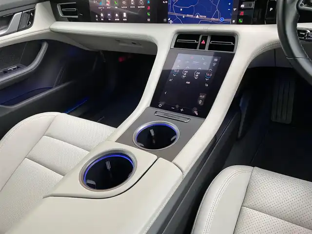 ポルシェ タイカン 4S 福岡県 2021(令3)年 2万km グレーⅡ 禁煙車/スポーツクロノＰＫＧ　/ツートーンレザーインテリア　/パワーステラリングプラス　/レーンチェンジアシスト　/アダプティブクルーズコントロール　/アラウンドビュー付パークアシスト　/アンビエントライト　/アクセントＰＫＧ/プライバシーガラス/20インチTurboエアロホイール/4ゾーンクライメートコントロール/8wayコンフォートシート/パッセンジャーディスプレイ/充電ケーブル車載/シートヒーター/プライバシーガラス/シートメモリー/アダプティブエアーサスペンション/ABS/横滑り防止装置/オートライト/オートマチックハイビーム/衝突被害軽減システム/ポルシェ・スタビリティ・マネージメントシステム