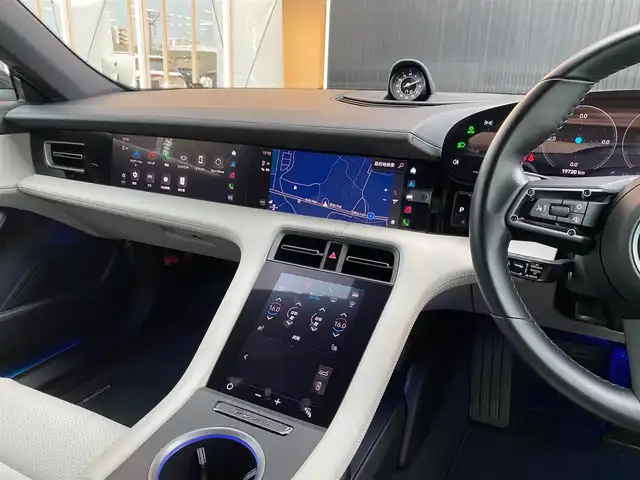 ポルシェ タイカン 4S 福岡県 2021(令3)年 2万km グレーⅡ 禁煙車/スポーツクロノＰＫＧ　/ツートーンレザーインテリア　/パワーステラリングプラス　/レーンチェンジアシスト　/アダプティブクルーズコントロール　/アラウンドビュー付パークアシスト　/アンビエントライト　/アクセントＰＫＧ/プライバシーガラス/20インチTurboエアロホイール/4ゾーンクライメートコントロール/8wayコンフォートシート/パッセンジャーディスプレイ/充電ケーブル車載/シートヒーター/プライバシーガラス/シートメモリー/アダプティブエアーサスペンション/ABS/横滑り防止装置/オートライト/オートマチックハイビーム/衝突被害軽減システム/ポルシェ・スタビリティ・マネージメントシステム