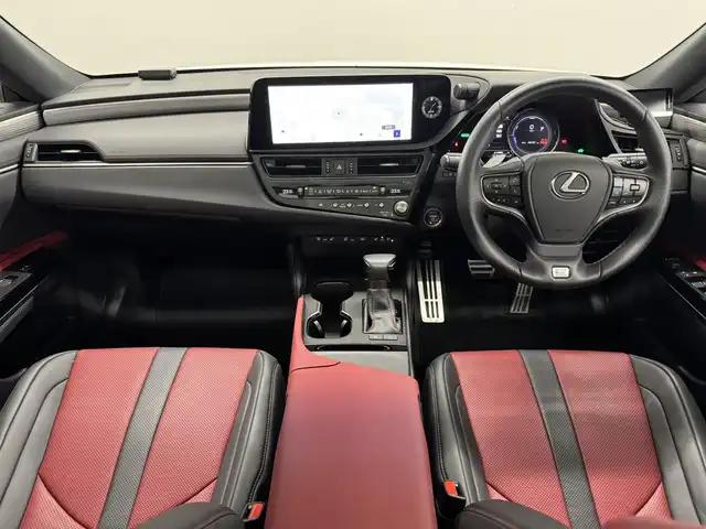 レクサス ＥＳ 300h Fスポーツ 三重県 2023(令5)年 1.1万km ホワイトノーヴァガラスフレーク ハイブリッド/FF/MTモード付フロアCVT/12.3型ナビ/（AM/FM/USB/Bluetooth/Miracast/TV/CarPlay/AndroidAuto）/バックカメラ/ドライブレコーダー前後/ビルトインETC2.0/Lexus Safety System＋/・プリクラッシュセーフティ/・レーントレーシングアシスト/・ブレードスキャンアダプティブハイビームシステム/・レーダークルコン/・ロードサインアシスト/・先行車発進告知/・ドライバー異常時対応システム/・ブラインドスポットモニター［BSM］＋パーキングサポートブレーキ（後方接近車）/メーカーOP装備/●ハンズフリーパワートランク/標準装備/●ムーンルーフ/●電動リヤウインドウサンシェード/●Fスポ専用赤革シート（D席/N席冷暖機能付）/●8wayパワーシート＋電動ランバーサポート（Dメモリー付/N）/●レクサス・クライメイト・コンシェルジュ（左右独立温度調整オートエアコン＆ヒーター・ベンチレータ・ステアリングヒーター自動温度制御）/・3眼LEDヘッドランプ/・パドルシフト/・雨滴感応式フロントワイパー/・Fスポ専用19inAW/・保/取/ナビ取/・スマートキーx2/など