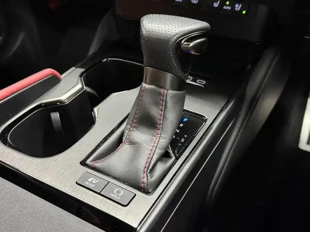 レクサス ＥＳ 300h Fスポーツ 三重県 2023(令5)年 1.1万km ホワイトノーヴァガラスフレーク ハイブリッド/FF/MTモード付フロアCVT/12.3型ナビ/（AM/FM/USB/Bluetooth/Miracast/TV/CarPlay/AndroidAuto）/バックカメラ/ドライブレコーダー前後/ビルトインETC2.0/Lexus Safety System＋/・プリクラッシュセーフティ/・レーントレーシングアシスト/・ブレードスキャンアダプティブハイビームシステム/・レーダークルコン/・ロードサインアシスト/・先行車発進告知/・ドライバー異常時対応システム/・ブラインドスポットモニター［BSM］＋パーキングサポートブレーキ（後方接近車）/メーカーOP装備/●ハンズフリーパワートランク/標準装備/●ムーンルーフ/●電動リヤウインドウサンシェード/●Fスポ専用赤革シート（D席/N席冷暖機能付）/●8wayパワーシート＋電動ランバーサポート（Dメモリー付/N）/●レクサス・クライメイト・コンシェルジュ（左右独立温度調整オートエアコン＆ヒーター・ベンチレータ・ステアリングヒーター自動温度制御）/・3眼LEDヘッドランプ/・パドルシフト/・雨滴感応式フロントワイパー/・Fスポ専用19inAW/・保/取/ナビ取/・スマートキーx2/など