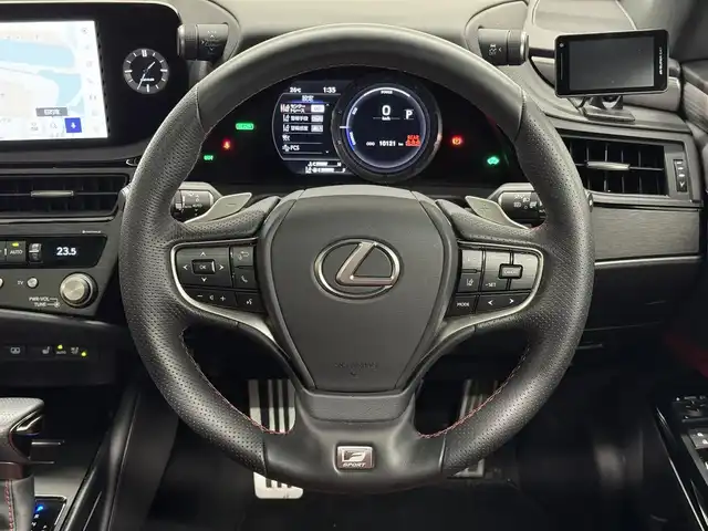 レクサス ＥＳ 300h Fスポーツ 三重県 2023(令5)年 1.1万km ホワイトノーヴァガラスフレーク ハイブリッド/FF/MTモード付フロアCVT/12.3型ナビ/（AM/FM/USB/Bluetooth/Miracast/TV/CarPlay/AndroidAuto）/バックカメラ/ドライブレコーダー前後/ビルトインETC2.0/Lexus Safety System＋/・プリクラッシュセーフティ/・レーントレーシングアシスト/・ブレードスキャンアダプティブハイビームシステム/・レーダークルコン/・ロードサインアシスト/・先行車発進告知/・ドライバー異常時対応システム/・ブラインドスポットモニター［BSM］＋パーキングサポートブレーキ（後方接近車）/メーカーOP装備/●ハンズフリーパワートランク/標準装備/●ムーンルーフ/●電動リヤウインドウサンシェード/●Fスポ専用赤革シート（D席/N席冷暖機能付）/●8wayパワーシート＋電動ランバーサポート（Dメモリー付/N）/●レクサス・クライメイト・コンシェルジュ（左右独立温度調整オートエアコン＆ヒーター・ベンチレータ・ステアリングヒーター自動温度制御）/・3眼LEDヘッドランプ/・パドルシフト/・雨滴感応式フロントワイパー/・Fスポ専用19inAW/・保/取/ナビ取/・スマートキーx2/など