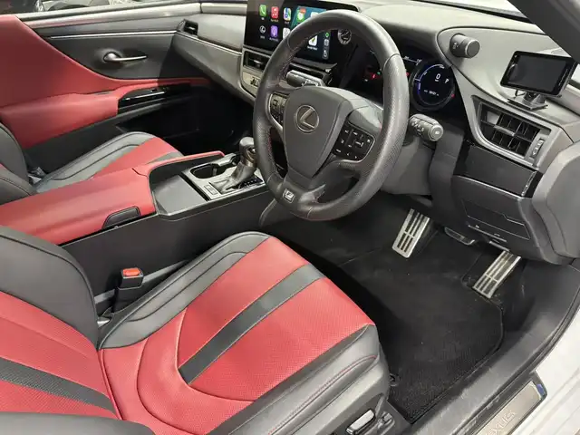 レクサス ＥＳ 300h Fスポーツ 三重県 2023(令5)年 1.1万km ホワイトノーヴァガラスフレーク ハイブリッド/FF/MTモード付フロアCVT/12.3型ナビ/（AM/FM/USB/Bluetooth/Miracast/TV/CarPlay/AndroidAuto）/バックカメラ/ドライブレコーダー前後/ビルトインETC2.0/Lexus Safety System＋/・プリクラッシュセーフティ/・レーントレーシングアシスト/・ブレードスキャンアダプティブハイビームシステム/・レーダークルコン/・ロードサインアシスト/・先行車発進告知/・ドライバー異常時対応システム/・ブラインドスポットモニター［BSM］＋パーキングサポートブレーキ（後方接近車）/メーカーOP装備/●ハンズフリーパワートランク/標準装備/●ムーンルーフ/●電動リヤウインドウサンシェード/●Fスポ専用赤革シート（D席/N席冷暖機能付）/●8wayパワーシート＋電動ランバーサポート（Dメモリー付/N）/●レクサス・クライメイト・コンシェルジュ（左右独立温度調整オートエアコン＆ヒーター・ベンチレータ・ステアリングヒーター自動温度制御）/・3眼LEDヘッドランプ/・パドルシフト/・雨滴感応式フロントワイパー/・Fスポ専用19inAW/・保/取/ナビ取/・スマートキーx2/など