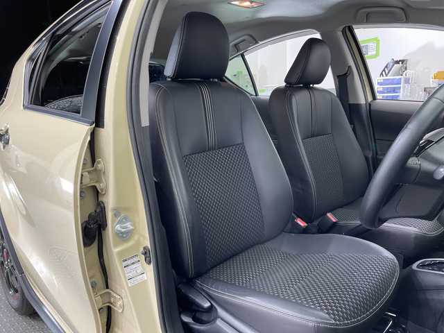 トヨタ アクア クロスオーバー 栃木県 2017(平29)年 1.9万km ベージュ 純正ナビ/（CD/フルセグTV/Bluetooth/SD）/バックカメラ/コーナーセンサー/ビルトインETC2.0/前方ドライブレコーダー/ハーフレザーシート/シートヒーター/ルーフレール/オートライト/LEDヘッドライト/横滑り防止装置/フォグランプ/スマートキー/プッシュスタート/ステアリングスイッチ/革巻きステアリング/ウィンカーミラー/16インチアルミホイール/純正フロアマット