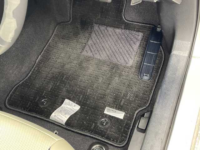 トヨタ オーリスハイブリッド Gパッケージ 群馬県 2016(平28)年 3.1万km ホワイトパールクリスタルシャイン 純正ナビ　衝突被害軽減システム　クルーズコントロール　バックカメラ　ステアリングスイッチ　電動格納ミラー　LEDヘッドライト　プッシュスタート　スマートキー　フォグライト　シートヒーター　禁煙車