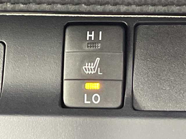 トヨタ オーリスハイブリッド Gパッケージ 群馬県 2016(平28)年 3.1万km ホワイトパールクリスタルシャイン 純正ナビ　衝突被害軽減システム　クルーズコントロール　バックカメラ　ステアリングスイッチ　電動格納ミラー　LEDヘッドライト　プッシュスタート　スマートキー　フォグライト　シートヒーター　禁煙車