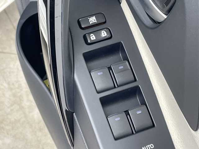 トヨタ オーリスハイブリッド Gパッケージ 群馬県 2016(平28)年 3.1万km ホワイトパールクリスタルシャイン 純正ナビ　衝突被害軽減システム　クルーズコントロール　バックカメラ　ステアリングスイッチ　電動格納ミラー　LEDヘッドライト　プッシュスタート　スマートキー　フォグライト　シートヒーター　禁煙車