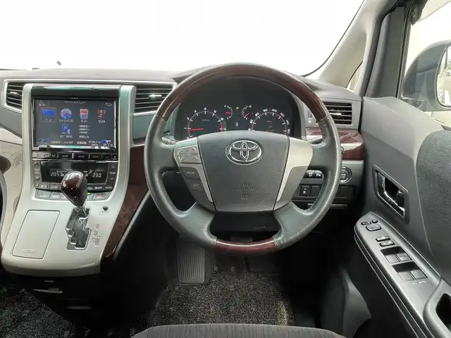 トヨタ アルファード 240S 千葉県 2014(平26)年 13.1万km ホワイトパールクリスタルシャイン (株)IDOMが運営する【じしゃロン八千代店】の自社ローン対象車両になります。こちらは現金またはオートローンご利用時の価格です。自社ローンご希望の方は別途その旨お申付け下さい/社外ナビ/バックカメラ/ETC/両側パワースライドドア/純正AW