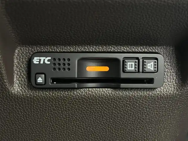 ホンダ フリード G ホンダセンシング 大阪府 2018(平30)年 6.1万km ホワイトオーキッドパール ホンダセンシング/　・衝突軽減ブレーキ/　・レーンキープアシスト/　・レーダークルーズコントロール/　・誤発進抑制機能/純正メモリナビ/　CD/DVD/Bluetooth/TV/バックカメラ/LEDヘッドライト/オートライト/プラズマクラスター/スマートキー/プッシュスタート/ビルトインETC/ドアミラーヒーター/純正フロアマット/アイドリングストップ/横滑り防止装置