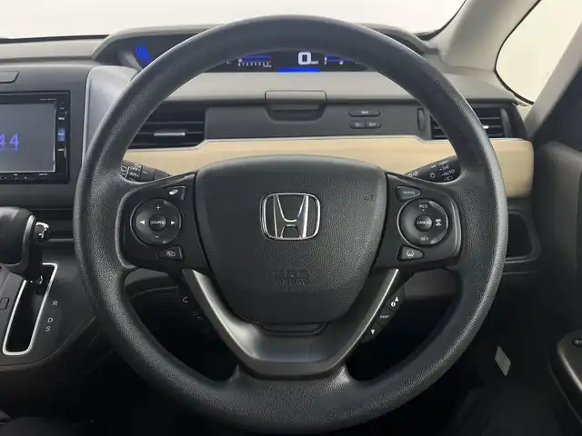 ホンダ フリード G ホンダセンシング 大阪府 2018(平30)年 6.1万km ホワイトオーキッドパール ホンダセンシング/　・衝突軽減ブレーキ/　・レーンキープアシスト/　・レーダークルーズコントロール/　・誤発進抑制機能/純正メモリナビ/　CD/DVD/Bluetooth/TV/バックカメラ/LEDヘッドライト/オートライト/プラズマクラスター/スマートキー/プッシュスタート/ビルトインETC/ドアミラーヒーター/純正フロアマット/アイドリングストップ/横滑り防止装置