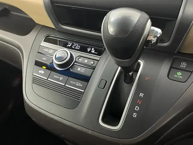 ホンダ フリード G ホンダセンシング 大阪府 2018(平30)年 6.1万km ホワイトオーキッドパール ホンダセンシング/　・衝突軽減ブレーキ/　・レーンキープアシスト/　・レーダークルーズコントロール/　・誤発進抑制機能/純正メモリナビ/　CD/DVD/Bluetooth/TV/バックカメラ/LEDヘッドライト/オートライト/プラズマクラスター/スマートキー/プッシュスタート/ビルトインETC/ドアミラーヒーター/純正フロアマット/アイドリングストップ/横滑り防止装置