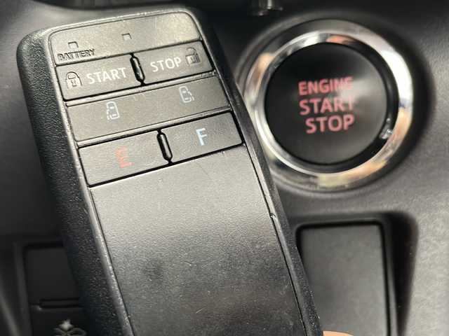 トヨタ ヴォクシー ZS 煌Ⅱ 愛知県 2019(令1)年 8.1万km ブラック 衝突被害軽減ブレーキ/純正SDナビ（あり）/フリップダウンモニター/両側パワースライドドア/フルセグTV/CD DVD/Bluetooth/バックカメラ/コーナーセンサー/純正アルミホイール/LEDヘッドライト/リアオートエアコン/オートマチックハイビーム/ドライブレコーダー/ETC/ステアリングスイッチ/スマートキー/プッシュスタート