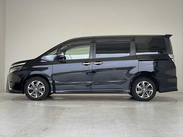 トヨタ ヴォクシー ZS 煌Ⅱ 愛知県 2019(令1)年 8.1万km ブラック 衝突被害軽減ブレーキ/純正SDナビ（あり）/フリップダウンモニター/両側パワースライドドア/フルセグTV/CD DVD/Bluetooth/バックカメラ/コーナーセンサー/純正アルミホイール/LEDヘッドライト/リアオートエアコン/オートマチックハイビーム/ドライブレコーダー/ETC/ステアリングスイッチ/スマートキー/プッシュスタート