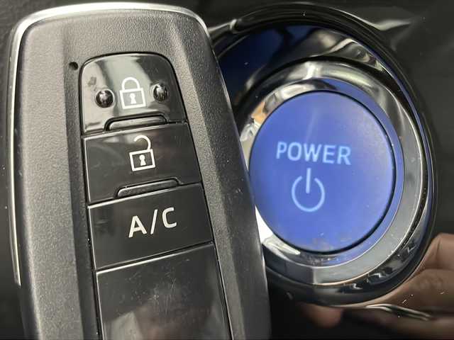 トヨタ プリウス ＰＨＶ S 新潟県 2017(平29)年 5.6万km シルバーM 純正SDメモリナビ/ステアリングヒーター/ステリアリングリモコン/フロントフォグランプ/EVドライブモード/プッシュスタート/バックカメラ/ETC/フルセグテレビ/トヨタセーフティセンス