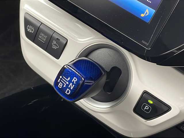 トヨタ プリウス ＰＨＶ S 新潟県 2017(平29)年 5.6万km シルバーM 純正SDメモリナビ/ステアリングヒーター/ステリアリングリモコン/フロントフォグランプ/EVドライブモード/プッシュスタート/バックカメラ/ETC/フルセグテレビ/トヨタセーフティセンス