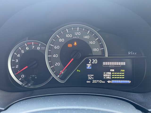 トヨタ ヴィッツ F セーフティーエディションⅡ 神奈川県 2018(平30)年 2.1万km シルバーM 純正ナビ/FM/AM/CD/BT/TV/バックカメラ/ステアリングスイッチ/ドライブレコーダー(フロント)/スマートキー/コーナーセンサー/レーンキープアシスト/アイドリングストップ/ETC/取扱説明書/保証書