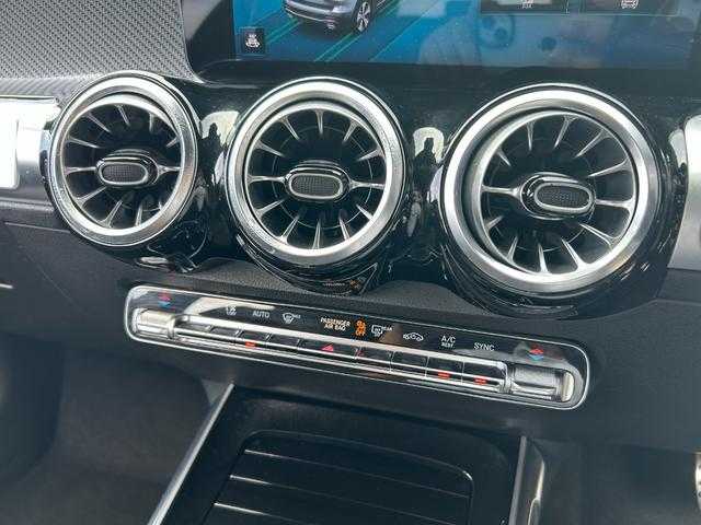 メルセデス・ベンツ Ｍ・ベンツ ＧＬＢ２００ｄ 4マチック AMGライン 埼玉県 2021(令3)年 5.2万km コスモスブラック 1オーナー/黒ハーフレザーシート/純正HDDナビ/(Bluetooth/USB/フルセグ)/３６０度カメラ/アダプティブクルーズコントロール/ブラインドスポットモニター/シートヒーター/電動シート/純正１８インチアルミホイール/ドラレコ/ＬＥＤヘッドランプ/ETC