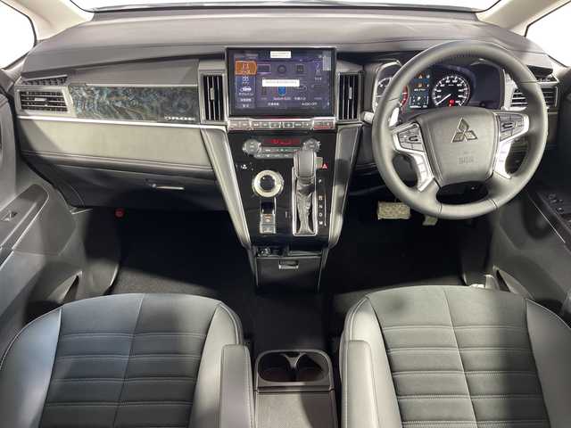 三菱 デリカＤ：５ シャモニー 神奈川県 2025(令7)年 0.1千km グラファイトグレーメタリック/ブラックマイカ 登録済未使用車/CHAMONIX (8人)/ステップレス/4WD/オリジナルナビ取付パッケージ＋リアモニター取付パッケージ(25/300)/D:5専用11型ナビゲーション(322300)/社外11型ナビ(EX11NX)/(CD/DVD/SD/MSV/BT/HDMI/フルセグTV/CarPlay)/マルチアラウンドモニター/12.8型後席用モニター(143550円)/e-Assist/BSM/アダプティブクルーズコントロール/オートマチックハイビーム/両側パワースライドドア/パワーバックドア/半革シート/前席シートヒーター/ステアリングヒーター/電動パーキングブレーキ/AC100V/プッシュスタート/スマートキー/LEDライト/オートライト/純正18インチアルミホイール