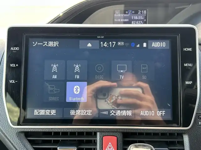 トヨタ エスクァイア Gi 群馬県 2019(令1)年 4.4万km ホワイトパールクリスタルシャイン 純正10インチ純正ナビ(CD/DVD/BT/SD)/フルセグTV/12インチフリップダウンモニター/インテリジェントクリアランスソナー/バックカメラ/ビルドインETC/クルーズコントロール/黒レザーシート/シートヒーター/両側パワースライドドア/純正15AW/ＬＥＤヘッドライト/オートハイビーム/ステアリングスイッチ/コンビハンドル/純正フロアマット/保証書/取扱説明書/スペアキー