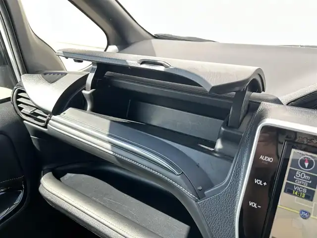 トヨタ エスクァイア Gi 群馬県 2019(令1)年 4.4万km ホワイトパールクリスタルシャイン 純正10インチ純正ナビ(CD/DVD/BT/SD)/フルセグTV/12インチフリップダウンモニター/インテリジェントクリアランスソナー/バックカメラ/ビルドインETC/クルーズコントロール/黒レザーシート/シートヒーター/両側パワースライドドア/純正15AW/ＬＥＤヘッドライト/オートハイビーム/ステアリングスイッチ/コンビハンドル/純正フロアマット/保証書/取扱説明書/スペアキー