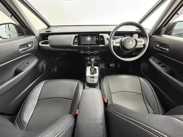 ホンダ フィット e:HEVホーム 道央・札幌 2023(令5)年 0.6万km クリスタルブラックパール ・4WD/・寒冷地仕様/・社外メモリナビ/・バックカメラ/・ドライブレコーダー/・SD/CD/USB/BT/フルセグTV/・衝突被害軽減ブレーキ/・レーンキープアシスト/・レーダークルーズコントロール/・LEDヘッドライト/・オートライト/・オートマチックハイビーム/・スマートキー/・スペアキー