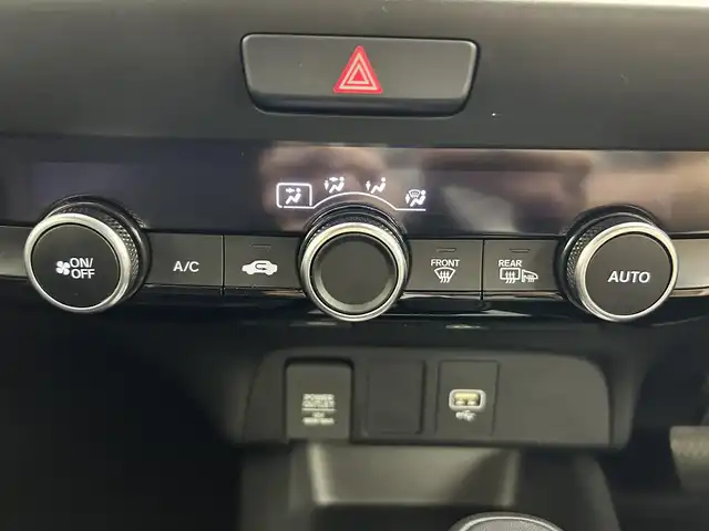 ホンダ フィット e:HEVホーム 道央・札幌 2023(令5)年 0.6万km クリスタルブラックパール ・4WD/・寒冷地仕様/・社外メモリナビ/・バックカメラ/・ドライブレコーダー/・SD/CD/USB/BT/フルセグTV/・衝突被害軽減ブレーキ/・レーンキープアシスト/・レーダークルーズコントロール/・LEDヘッドライト/・オートライト/・オートマチックハイビーム/・スマートキー/・スペアキー