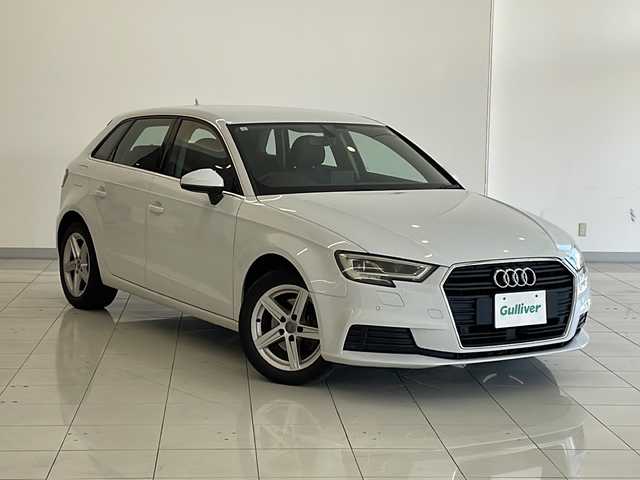 アウディ Ａ３ スポーツバック 1．4 TFSI 新潟県 2017(平29)年 7万km グレイシアホワイトメタリック 純正メモリナビ/CD/DVD/BT/フルセグテレビ/ミュージックサーバー/バックカメラ/ETC/衝突被害軽減ブレーキ/レーダークルーズコントロール/コーナーセンサー/ステアリングスイッチ/スマートキー/プッシュスタート/LEDヘッドライト/オートライト/純正16インチアルミホイール