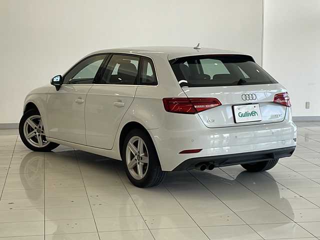 アウディ Ａ３ スポーツバック 1．4 TFSI 新潟県 2017(平29)年 7万km グレイシアホワイトメタリック 純正メモリナビ/CD/DVD/BT/フルセグテレビ/ミュージックサーバー/バックカメラ/ETC/衝突被害軽減ブレーキ/レーダークルーズコントロール/コーナーセンサー/ステアリングスイッチ/スマートキー/プッシュスタート/LEDヘッドライト/オートライト/純正16インチアルミホイール