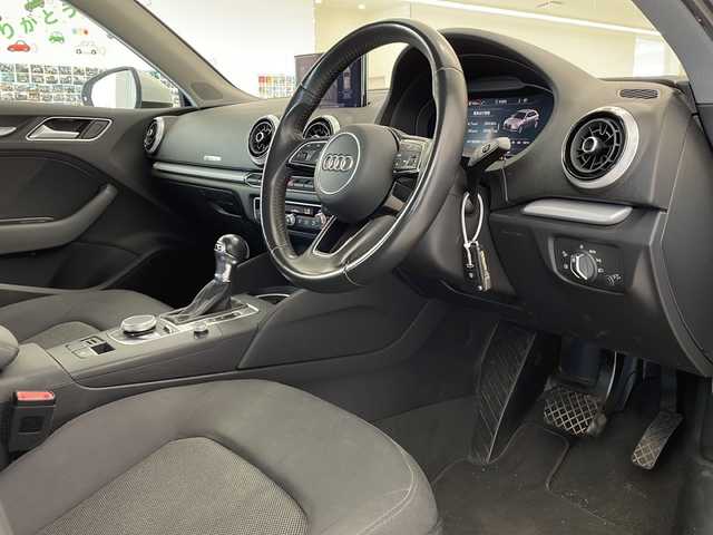 アウディ Ａ３ スポーツバック 1．4 TFSI 新潟県 2017(平29)年 7万km グレイシアホワイトメタリック 純正メモリナビ/CD/DVD/BT/フルセグテレビ/ミュージックサーバー/バックカメラ/ETC/衝突被害軽減ブレーキ/レーダークルーズコントロール/コーナーセンサー/ステアリングスイッチ/スマートキー/プッシュスタート/LEDヘッドライト/オートライト/純正16インチアルミホイール