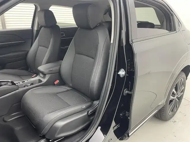 ホンダ ヴェゼル ハイブリッド e:HEV Z 茨城県 2025(令7)年 0.1千km クリスタルブラックパール 9インチHonda CONNECTディスプレー/・バックカメラ/・FM/AM/USB/Bluetooth/フルセグTV/・Apple CarPlay/Android　Auto/BSM/ワイヤレス受電/ビルドインETC2.0/パワーバックドア/ステアリングヒーター/運転席＆助手席シートヒーター/前後コーナーセンサー/Honda SENSING/・アダプティブクルーズコントロール/・誤発進抑制機能/・レーンキープアシスト/・近距離衝突軽減ブレーキ/パドルシフト/ハーフレザーシート/LEDヘッドライト/オートハイビーム/オートライト/オットマン