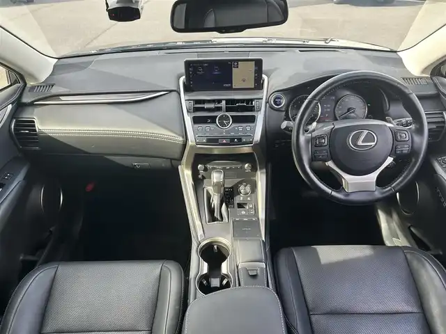 レクサス ＮＸ 300h バージョンL 岡山県 2019(令1)年 9.3万km グラファイトブラックガラスフレーク 登録時走行距離93041km/純正12.3インチナビ/フルセグTV(AM.FM.CD.DVD.TV.BT)/パノラミックビューモニター/ヘッドアップディスプレイ/ドライブレコーダー/シートヒーター/エアシート/ステアリングヒーター/クリアランスソナー/衝突軽減ブレーキ/レーダークルーズコントロール/レーンディパーチャーアラート/オートライト/オートマチックハイビーム/アイドリングストップ/パワーバックドア/18インチ純正AW/純正フロアマット/本革シート/全席パワーシート/３眼ＬＥＤライト