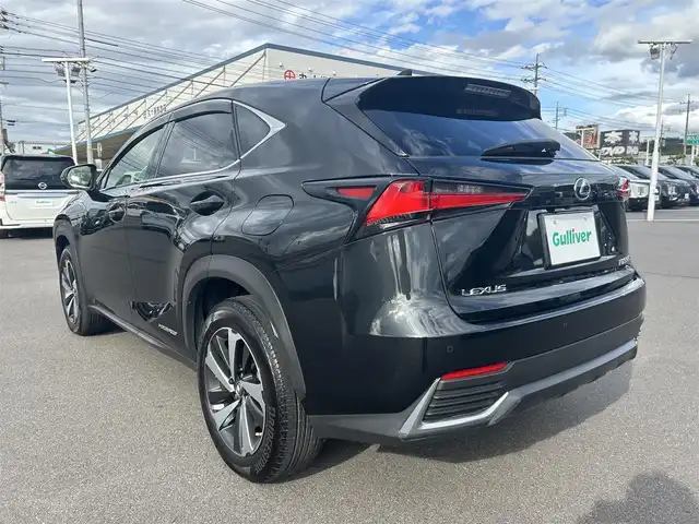 レクサス ＮＸ 300h バージョンL 岡山県 2019(令1)年 9.3万km グラファイトブラックガラスフレーク 登録時走行距離93041km/純正12.3インチナビ/フルセグTV(AM.FM.CD.DVD.TV.BT)/パノラミックビューモニター/ヘッドアップディスプレイ/ドライブレコーダー/シートヒーター/エアシート/ステアリングヒーター/クリアランスソナー/衝突軽減ブレーキ/レーダークルーズコントロール/レーンディパーチャーアラート/オートライト/オートマチックハイビーム/アイドリングストップ/パワーバックドア/18インチ純正AW/純正フロアマット/本革シート/全席パワーシート/３眼ＬＥＤライト