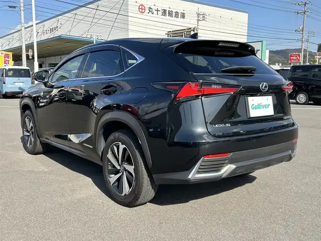 レクサス ＮＸ 300h バージョンL 岡山県 2019(令1)年 9.3万km グラファイトブラックガラスフレーク 登録時走行距離93041km/純正12.3インチナビ/フルセグTV(AM.FM.CD.DVD.TV.BT)/パノラミックビューモニター/ヘッドアップディスプレイ/ドライブレコーダー/シートヒーター/エアシート/ステアリングヒーター/クリアランスソナー/衝突軽減ブレーキ/レーダークルーズコントロール/レーンディパーチャーアラート/オートライト/オートマチックハイビーム/アイドリングストップ/パワーバックドア/18インチ純正AW/純正フロアマット/本革シート/全席パワーシート/３眼ＬＥＤライト
