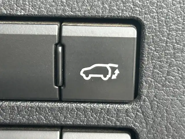 レクサス ＮＸ 300h バージョンL 岡山県 2019(令1)年 9.3万km グラファイトブラックガラスフレーク 登録時走行距離93041km/純正12.3インチナビ/フルセグTV(AM.FM.CD.DVD.TV.BT)/パノラミックビューモニター/ヘッドアップディスプレイ/ドライブレコーダー/シートヒーター/エアシート/ステアリングヒーター/クリアランスソナー/衝突軽減ブレーキ/レーダークルーズコントロール/レーンディパーチャーアラート/オートライト/オートマチックハイビーム/アイドリングストップ/パワーバックドア/18インチ純正AW/純正フロアマット/本革シート/全席パワーシート/３眼ＬＥＤライト