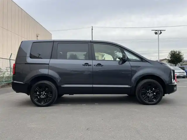 三菱 デリカＤ：５ シャモニー 東京都 2025(令7)年 0.1千km グラファイトグレーメタリック/ブラックマイカ 登録済未使用車　/純正１１型メモリナビフルセグ　/・BluetoothAudio/HDMI/USB/・CD/SD/DVD/AM/FM/純正１２型後席モニター　/アラウンドビュー モニター/ｅアシスト　/（予防安全技術）/・衝突被害軽減ブレーキシステム/・車線逸脱警報システム/・レーダークルーズコントロール　/・オートマチックハイビーム/・誤発進抑制機能/・後退時車両検知機能/ハーフレザーシート/両側パワースライドドア　/パワーバックドア　/アイドリングストップ/スペアキーX１/保証書＆取説