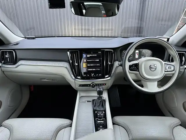 ボルボ Ｖ６０ T5 インスクリプション 福島県 2019(平31)年 6万km クリスタルホワイトP Harmon Kardon/アダプティブクルーズコントロール/ブラインドスポットモニター/レーンキープアシスト/ヘッドアップディスプレイ/インテリセーフ/アクティブベンティングヘッドライト/自動駐車/パーキングアシスト/ファインナッパレザー(ブロンド)/パワーシート(前席)/エアシート(前席)/シートヒーター(前席)/パワーバックドア/フットオープナー/純正ナビ(BT/USB/CD)/AppleCarPlay/フルセグTV/360°/バックカメラ/純正19AW/ドライブレコーダー(前後)/ETC/取扱説明書/保証書/スペアキー