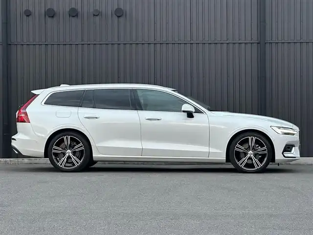 ボルボ Ｖ６０ T5 インスクリプション 福島県 2019(平31)年 6万km クリスタルホワイトP Harmon Kardon/アダプティブクルーズコントロール/ブラインドスポットモニター/レーンキープアシスト/ヘッドアップディスプレイ/インテリセーフ/アクティブベンティングヘッドライト/自動駐車/パーキングアシスト/ファインナッパレザー(ブロンド)/パワーシート(前席)/エアシート(前席)/シートヒーター(前席)/パワーバックドア/フットオープナー/純正ナビ(BT/USB/CD)/AppleCarPlay/フルセグTV/360°/バックカメラ/純正19AW/ドライブレコーダー(前後)/ETC/取扱説明書/保証書/スペアキー