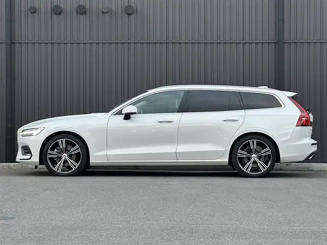 ボルボ Ｖ６０ T5 インスクリプション 福島県 2019(平31)年 6万km クリスタルホワイトP Harmon Kardon/アダプティブクルーズコントロール/ブラインドスポットモニター/レーンキープアシスト/ヘッドアップディスプレイ/インテリセーフ/アクティブベンティングヘッドライト/自動駐車/パーキングアシスト/ファインナッパレザー(ブロンド)/パワーシート(前席)/エアシート(前席)/シートヒーター(前席)/パワーバックドア/フットオープナー/純正ナビ(BT/USB/CD)/AppleCarPlay/フルセグTV/360°/バックカメラ/純正19AW/ドライブレコーダー(前後)/ETC/取扱説明書/保証書/スペアキー