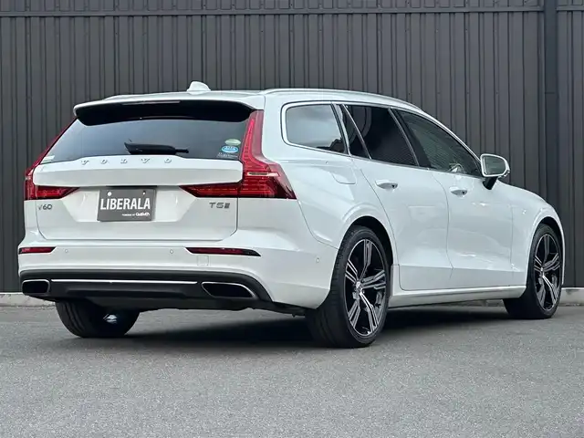 ボルボ Ｖ６０ T5 インスクリプション 福島県 2019(平31)年 6万km クリスタルホワイトP Harmon Kardon/アダプティブクルーズコントロール/ブラインドスポットモニター/レーンキープアシスト/ヘッドアップディスプレイ/インテリセーフ/アクティブベンティングヘッドライト/自動駐車/パーキングアシスト/ファインナッパレザー(ブロンド)/パワーシート(前席)/エアシート(前席)/シートヒーター(前席)/パワーバックドア/フットオープナー/純正ナビ(BT/USB/CD)/AppleCarPlay/フルセグTV/360°/バックカメラ/純正19AW/ドライブレコーダー(前後)/ETC/取扱説明書/保証書/スペアキー