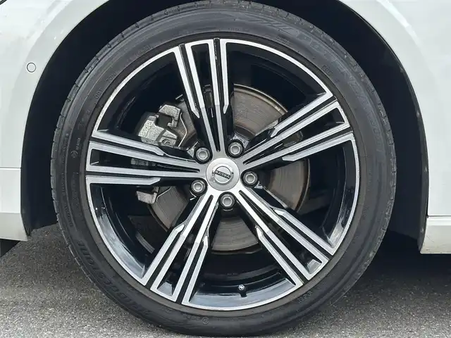 ボルボ Ｖ６０ T5 インスクリプション 福島県 2019(平31)年 6万km クリスタルホワイトP Harmon Kardon/アダプティブクルーズコントロール/ブラインドスポットモニター/レーンキープアシスト/ヘッドアップディスプレイ/インテリセーフ/アクティブベンティングヘッドライト/自動駐車/パーキングアシスト/ファインナッパレザー(ブロンド)/パワーシート(前席)/エアシート(前席)/シートヒーター(前席)/パワーバックドア/フットオープナー/純正ナビ(BT/USB/CD)/AppleCarPlay/フルセグTV/360°/バックカメラ/純正19AW/ドライブレコーダー(前後)/ETC/取扱説明書/保証書/スペアキー