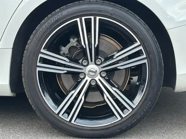 ボルボ Ｖ６０ T5 インスクリプション 福島県 2019(平31)年 6万km クリスタルホワイトP Harmon Kardon/アダプティブクルーズコントロール/ブラインドスポットモニター/レーンキープアシスト/ヘッドアップディスプレイ/インテリセーフ/アクティブベンティングヘッドライト/自動駐車/パーキングアシスト/ファインナッパレザー(ブロンド)/パワーシート(前席)/エアシート(前席)/シートヒーター(前席)/パワーバックドア/フットオープナー/純正ナビ(BT/USB/CD)/AppleCarPlay/フルセグTV/360°/バックカメラ/純正19AW/ドライブレコーダー(前後)/ETC/取扱説明書/保証書/スペアキー