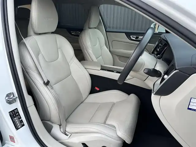 ボルボ Ｖ６０ T5 インスクリプション 福島県 2019(平31)年 6万km クリスタルホワイトP Harmon Kardon/アダプティブクルーズコントロール/ブラインドスポットモニター/レーンキープアシスト/ヘッドアップディスプレイ/インテリセーフ/アクティブベンティングヘッドライト/自動駐車/パーキングアシスト/ファインナッパレザー(ブロンド)/パワーシート(前席)/エアシート(前席)/シートヒーター(前席)/パワーバックドア/フットオープナー/純正ナビ(BT/USB/CD)/AppleCarPlay/フルセグTV/360°/バックカメラ/純正19AW/ドライブレコーダー(前後)/ETC/取扱説明書/保証書/スペアキー