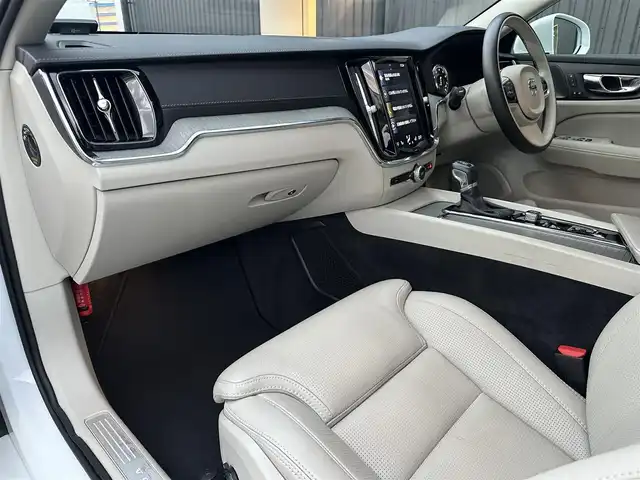 ボルボ Ｖ６０ T5 インスクリプション 福島県 2019(平31)年 6万km クリスタルホワイトP Harmon Kardon/アダプティブクルーズコントロール/ブラインドスポットモニター/レーンキープアシスト/ヘッドアップディスプレイ/インテリセーフ/アクティブベンティングヘッドライト/自動駐車/パーキングアシスト/ファインナッパレザー(ブロンド)/パワーシート(前席)/エアシート(前席)/シートヒーター(前席)/パワーバックドア/フットオープナー/純正ナビ(BT/USB/CD)/AppleCarPlay/フルセグTV/360°/バックカメラ/純正19AW/ドライブレコーダー(前後)/ETC/取扱説明書/保証書/スペアキー